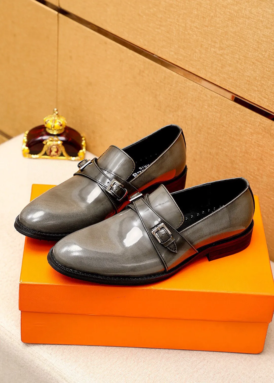 Men's shoes 💰480💐 Product trademark: HERMES "Hermès" business leather shoes Regular size: 38-44 (45🉑️customized) Product materials: Selected imported first-layer open-edge beaded calfskin upper, imported water-dyed 🐂 cowhide lining. Strong three-dimensional visual effect, non-slip and wear-resistant combination outsole Color: 2⃣️colors available